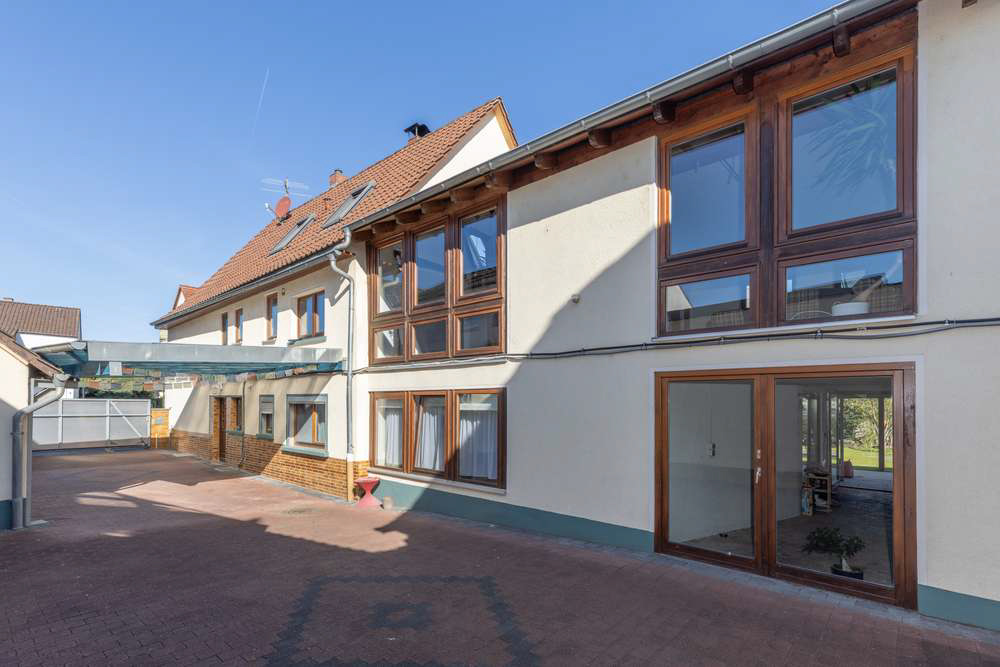 Stilvolles Zweifamilienhaus mit Scheune in Hanau Klein-Auheim